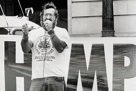 Jack Herer speaks from stage about legalizing HEMP.